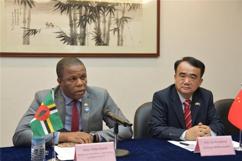 多公共工程部部長格蘭特（左一）向與會記者介紹赴華參會情況。駐多米尼克使館供圖