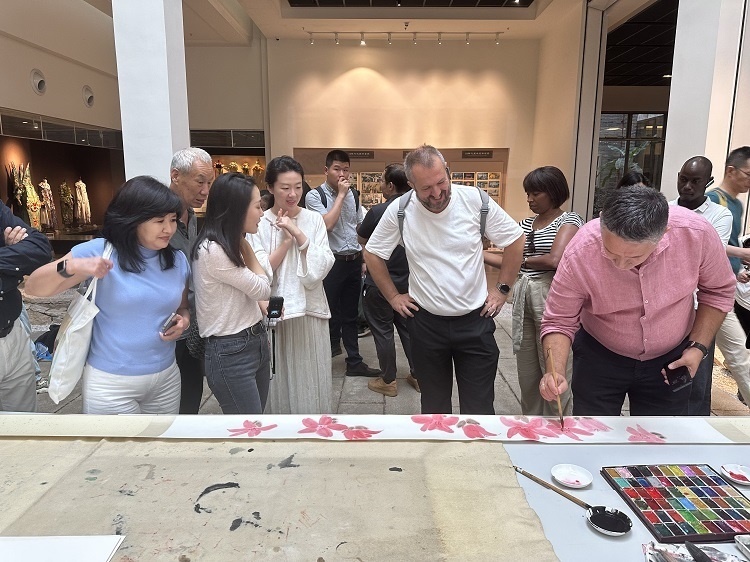 首屆國際傳播“絲路獎”獲獎代表等在廣州市荔灣區(qū)永慶坊參加文化交流活動。楊爍壁、王燕攝影報道