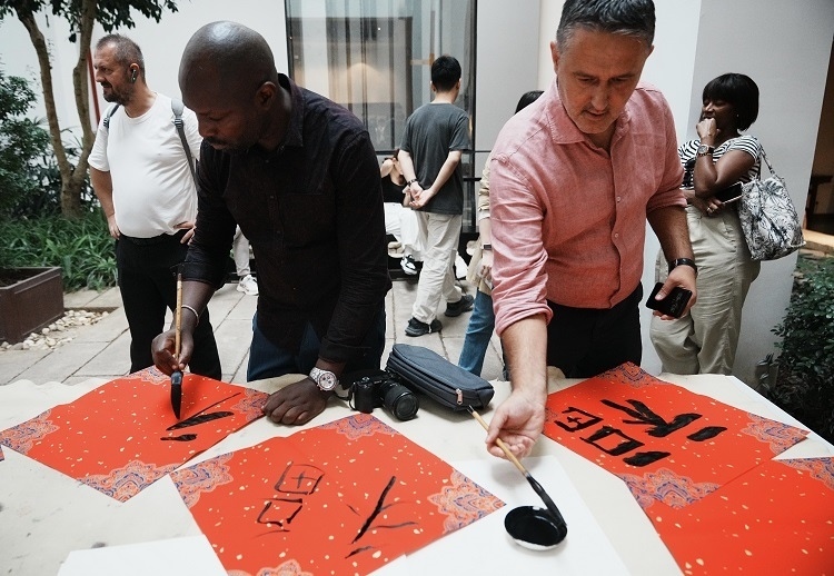 首屆國際傳播“絲路獎”獲獎代表等在廣州市荔灣區(qū)永慶坊參加文化交流活動。楊爍壁、王燕攝影報道