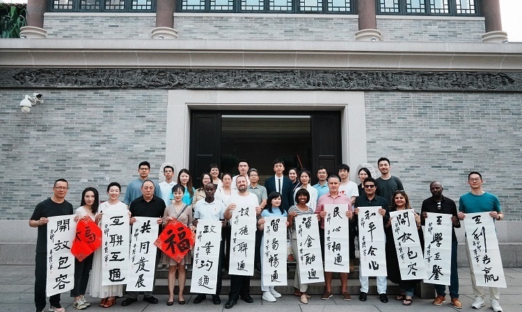 首屆國際傳播“絲路獎”獲獎代表等在廣州市荔灣區(qū)永慶坊參加文化交流活動。楊爍壁、王燕攝影報道