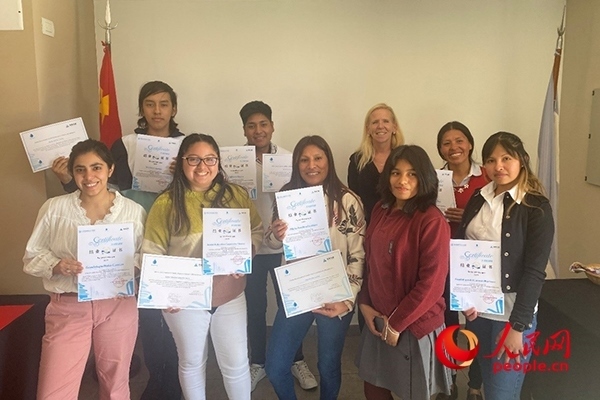 社區(qū)工作專家莫伊拉（后排右二）向“中文工坊”第二期培訓班部分結業(yè)學員頒發(fā)由薩爾塔省教育部簽發(fā)的結業(yè)證書。人民網(wǎng)記者 吳思萱攝