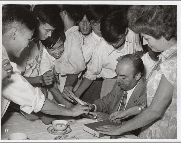 諾貝爾文學獎得主巴勃羅·聶魯達與中國青年在一起（資料圖片）。中國美術館供圖