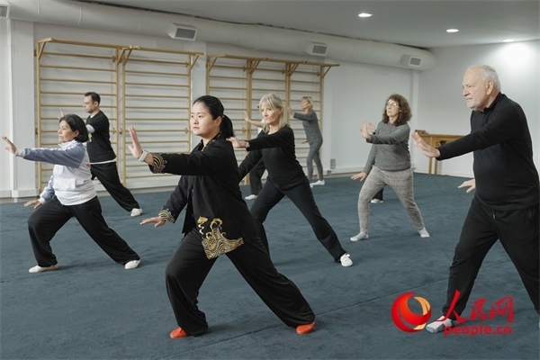 阿根廷武術俱樂部協(xié)會副會長陳敏正在教學。人民網(wǎng)記者 張若涵攝