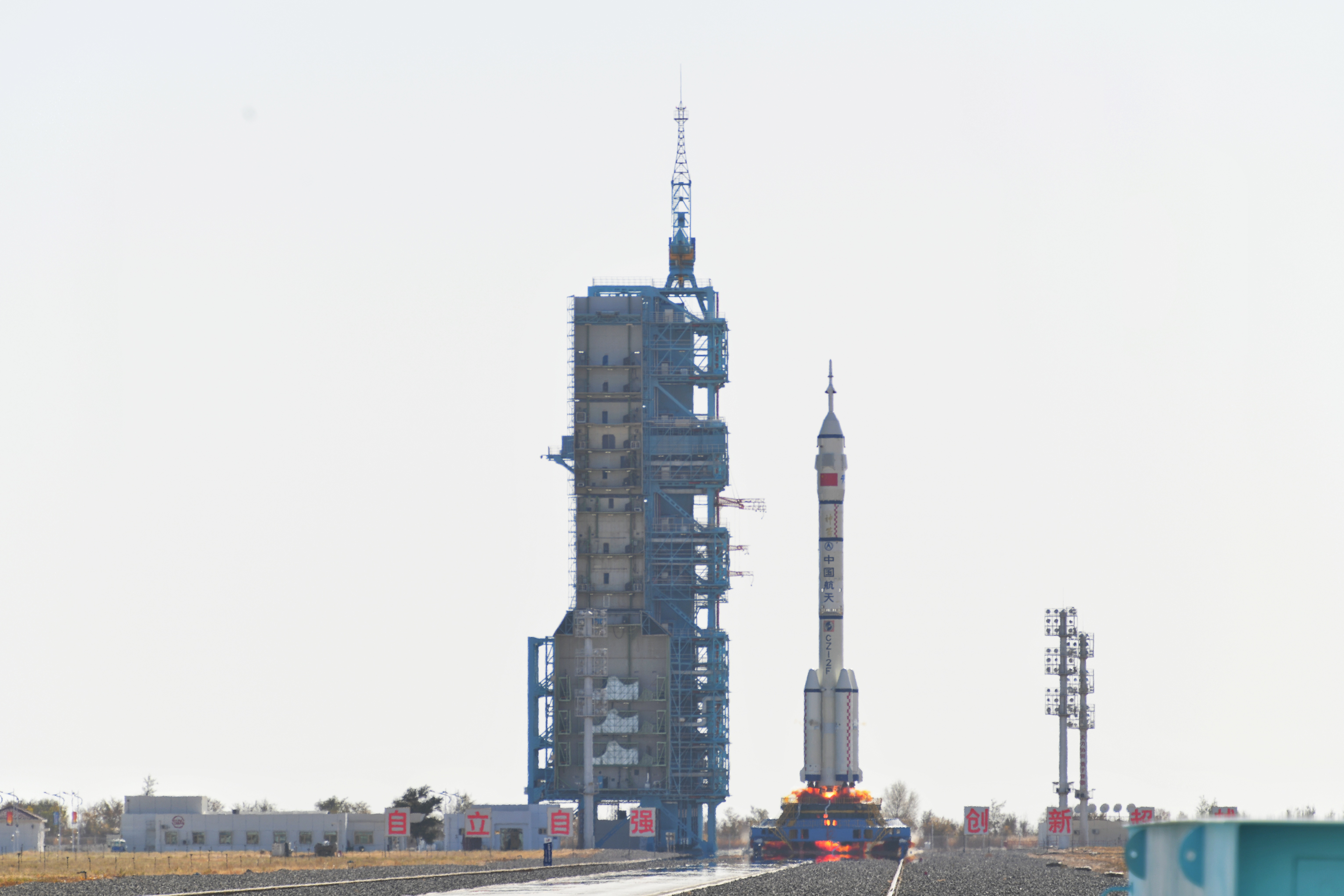 神舟十七號(hào)載人飛船發(fā)射升空震撼瞬間。人民網(wǎng) 張啟川攝