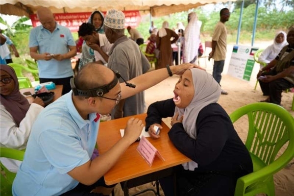 醫(yī)療隊為當?shù)鼗颊吡x診。中國援桑醫(yī)療隊供圖