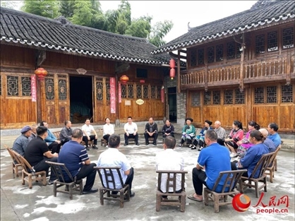 花垣縣石欄鎮(zhèn)朋巖村的院壩會。人民網(wǎng) 周靜圓攝