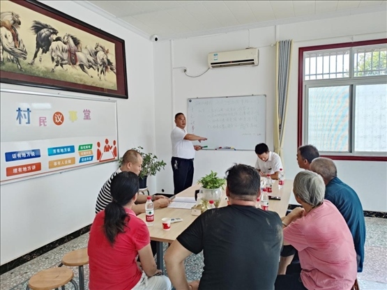泉塘村17組議事會正在討論土地整理事項。湖南省司法廳供圖