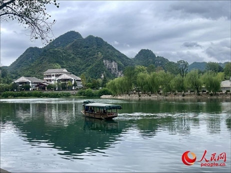 秋日的邊城鎮(zhèn)，青山滴翠、碧水含情。人民網(wǎng) 周靜圓攝