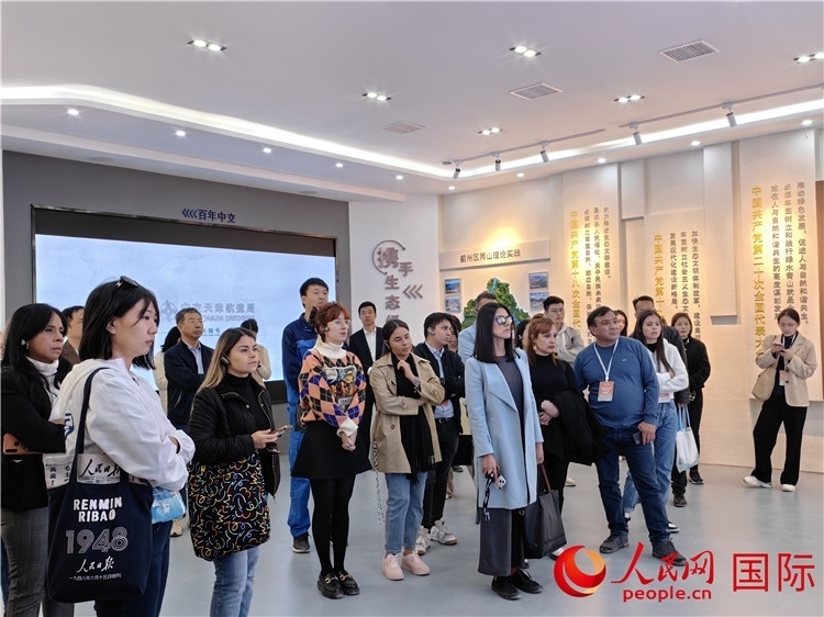 媒體記者探訪薊州礦山生態(tài)修復(fù)項(xiàng)目。人民網(wǎng)記者 符園園攝