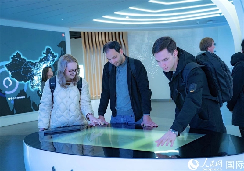 歐亞國家記者在國家大數(shù)據(jù)（貴州）綜合試驗區(qū)交流體驗中心參觀。人民網(wǎng) 陽茜攝