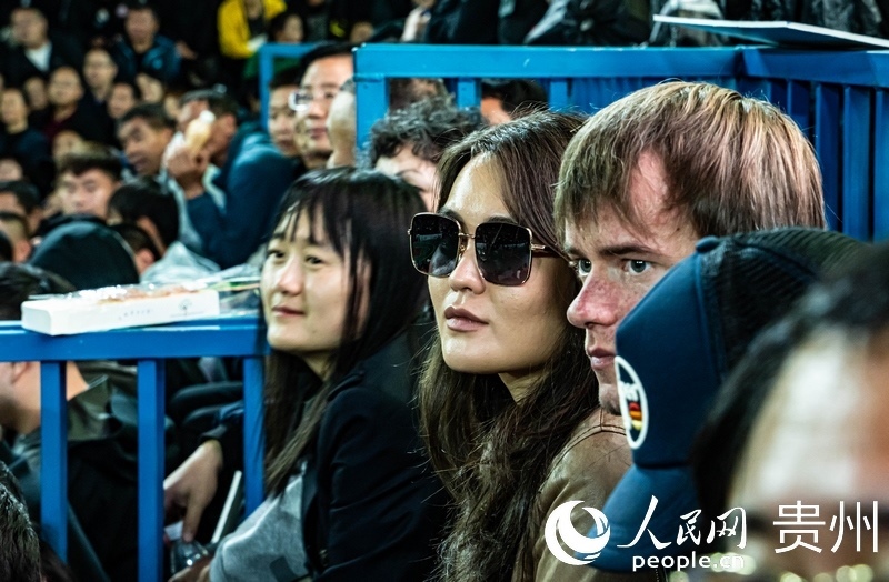 外媒記者走進(jìn)“村BA”決賽現(xiàn)場觀看比賽。人民網(wǎng) 陽茜 攝