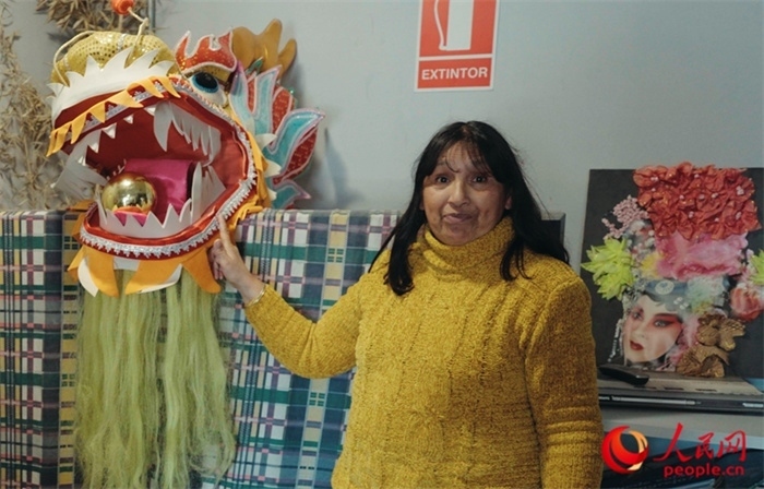 “熊貓閱覽室”一角。盧漢·梅洛為記者展示大使館贈(zèng)送的龍頭。人民網(wǎng)記者 張若涵攝