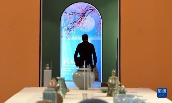 10月30日，人們在伊朗德黑蘭伊朗國家藝術(shù)科學(xué)院觀看展出的展品。新華社記者 沙達(dá)提 攝