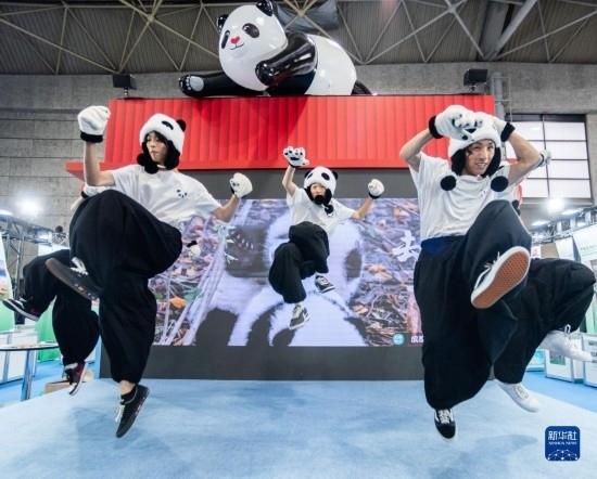  10月29日，街舞隊在日本大阪國際會展中心中國館表演街舞。新華社發(fā)（中國駐大阪旅游辦事處供圖）