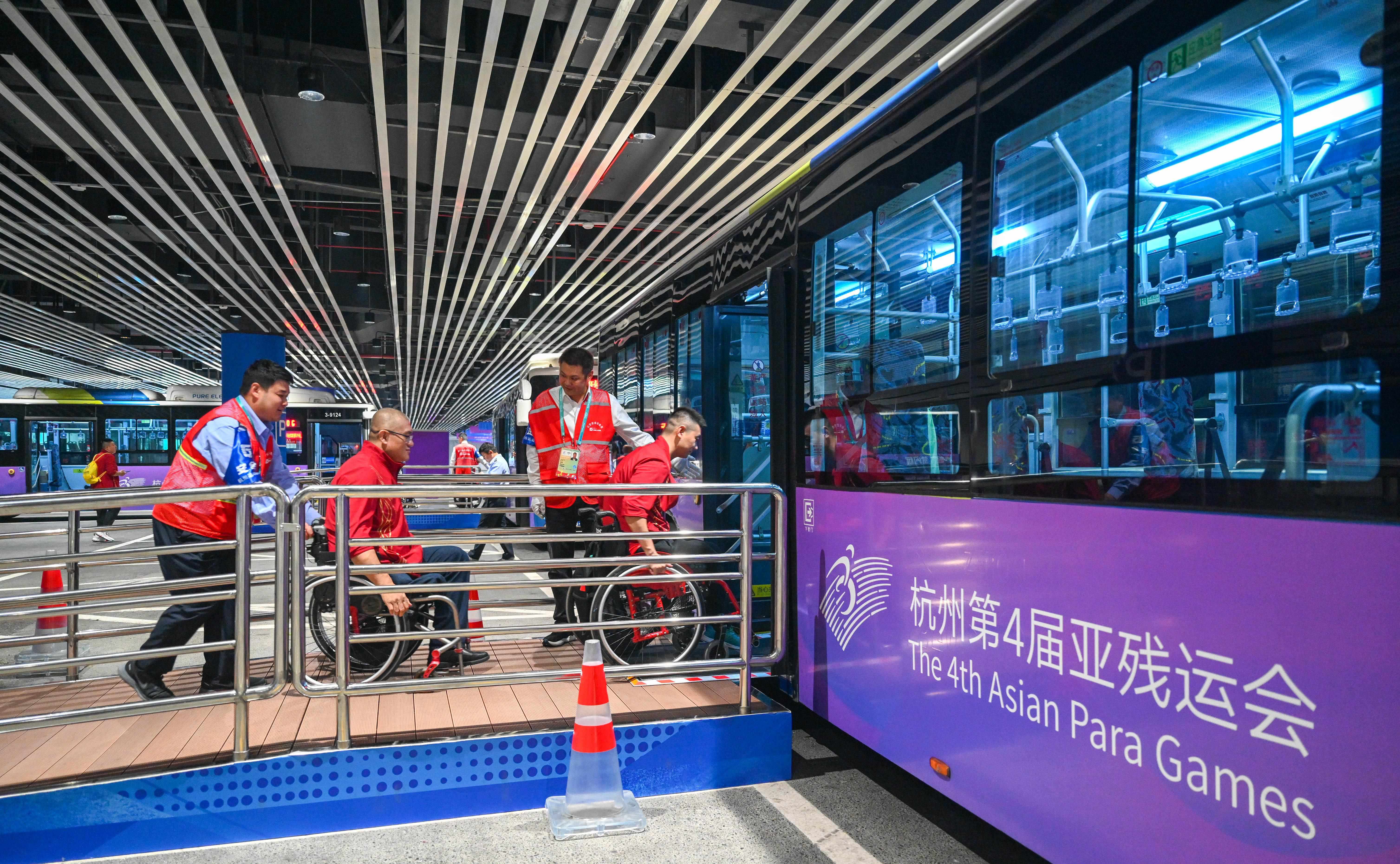 △2023年10月25日，結束輪椅籃球比賽后的中國隊和阿富汗隊球員通過無障礙坡道，順利上車返回運動員村。