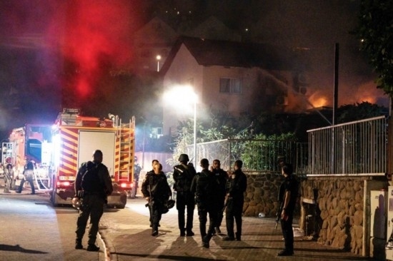  10月29日，在以色列北部城市謝莫納，以軍士兵和急救人員在一處被火箭彈擊中的現(xiàn)場執(zhí)勤。新華社發(fā)（阿亞爾·馬爾戈林?jǐn)z/基尼圖片社）