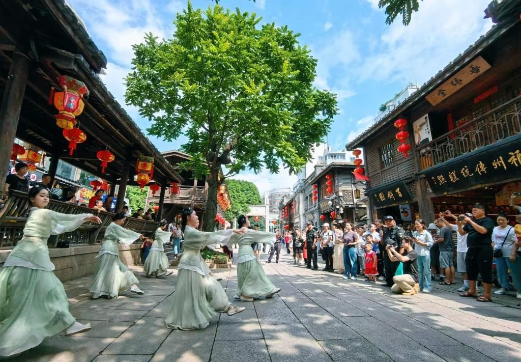 國慶節(jié)期間，福州市三坊七巷歷史文化街區(qū)上演《尋夢閩都》快閃。新華社發(fā)