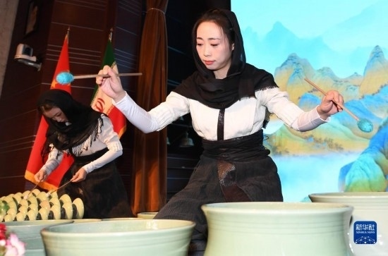 10月30日，演員在伊朗德黑蘭伊朗國家藝術(shù)科學(xué)院舉行的“青風(fēng)海上來”浙江青瓷巡禮開幕式暨“萬象中國·天下寧波”寧波文旅推介會開幕式上表演。新華社記者 沙達(dá)提 攝