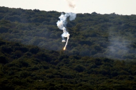 10月28日，閃光彈落在黎巴嫩納古拉樹(shù)林中燃起濃煙。新華社發(fā)（阿里·哈希紹攝）