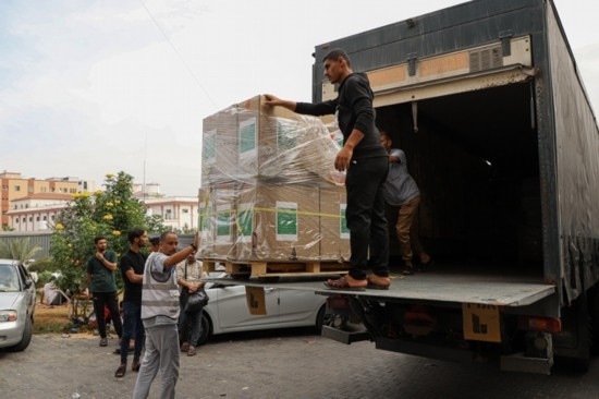  10月29日，工作人員在加沙地帶南部城市汗尤尼斯的一家醫(yī)院搬運(yùn)醫(yī)療援助物資。新華社發(fā)（里澤克·阿卜杜勒賈瓦德攝）