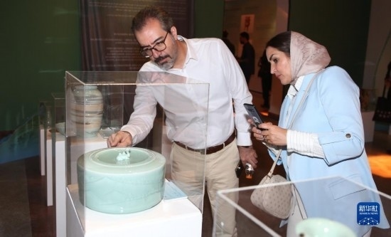 10月30日，人們在伊朗德黑蘭伊朗國家藝術(shù)科學(xué)院觀看展出的展品。新華社記者 沙達(dá)提 攝