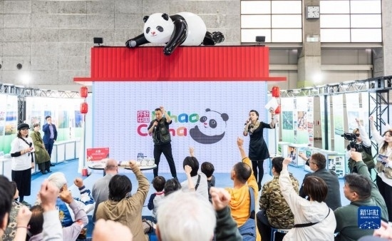  10月29日，游客在日本大阪國際會展中心中國館參與中國旅游知識問答活動。新華社發(fā)（中國駐大阪旅游辦事處供圖）