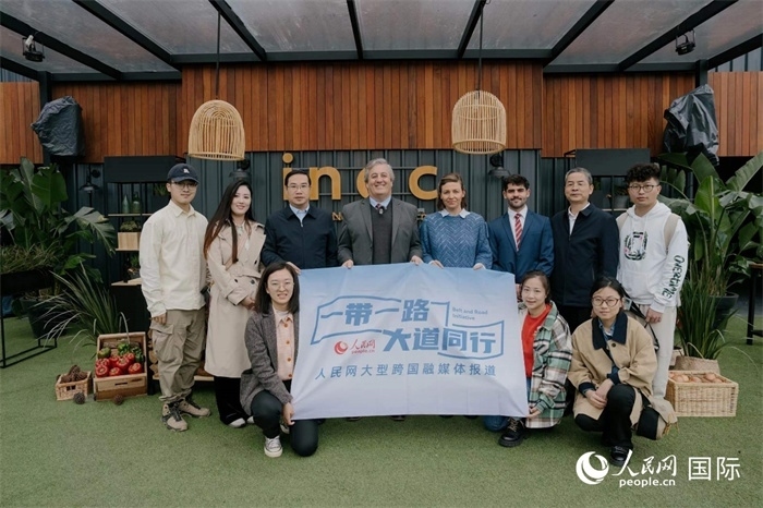 在烏拉圭第118屆普拉多牧農(nóng)業(yè)國(guó)際博覽會(huì)上，烏拉圭國(guó)家肉類(lèi)協(xié)會(huì)主席與人民網(wǎng)記者合影。人民網(wǎng)記者 張若涵攝