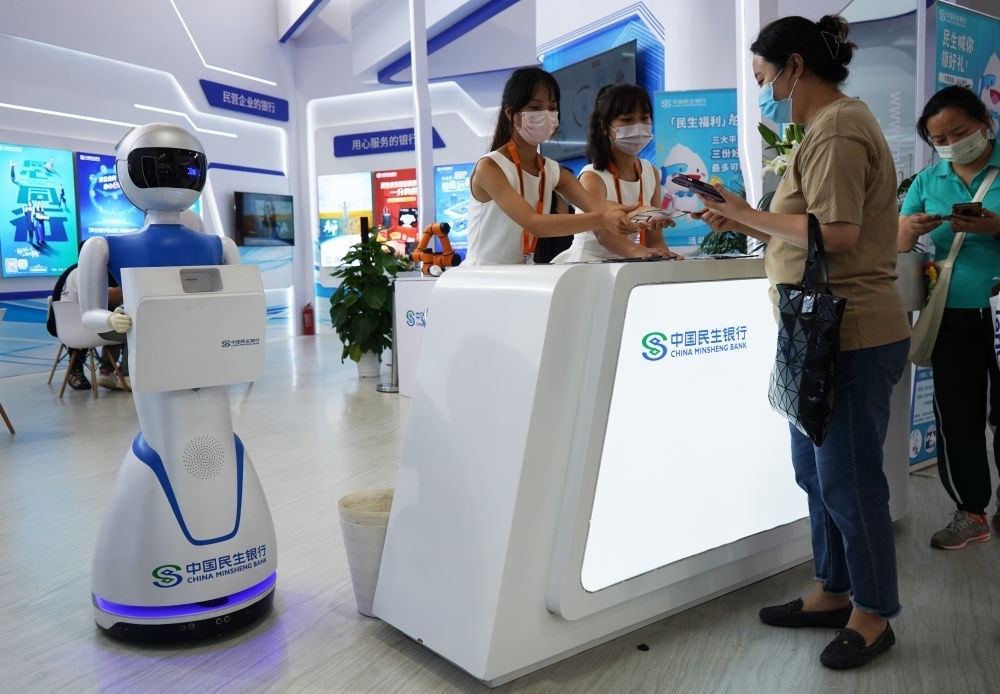 2022年9月4日，在服貿(mào)會首鋼園區(qū)金融服務專題展上，參觀者在中國民生銀行展臺咨詢金融業(yè)務。新華社記者 金皓原 攝