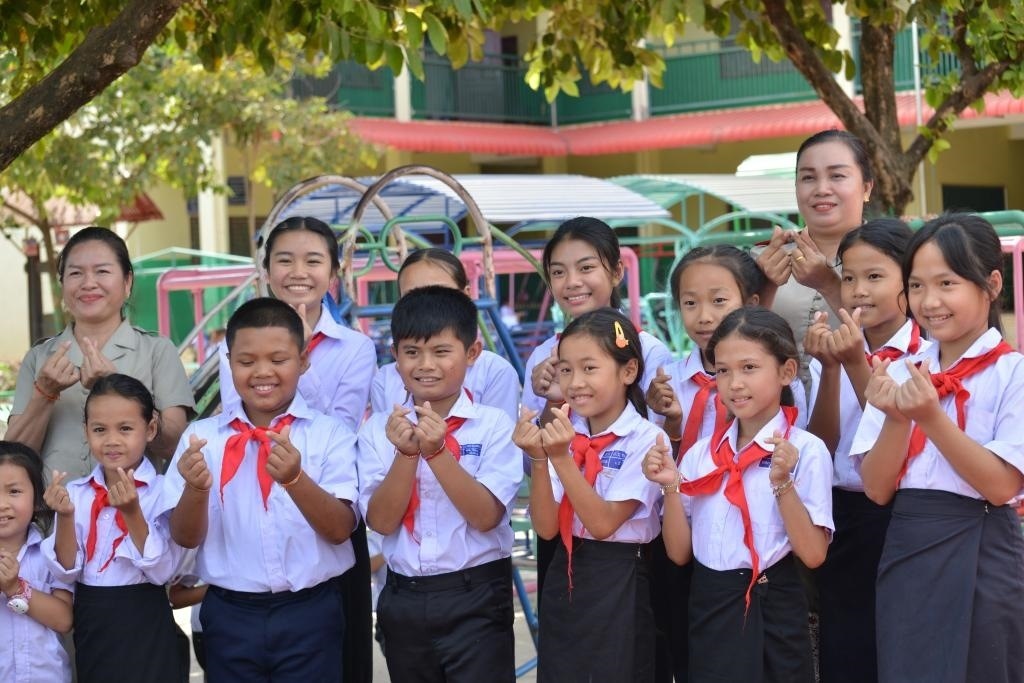 在采訪中，中老友好農冰村小學師生為老中友誼“比心”。