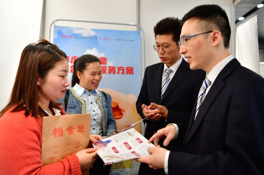 2019年5月9日，兩名鞋業(yè)公司的工作人員（左一和左二）向銀行工作人員咨詢中小微企業(yè)金融服務方案細則。當日，福建自貿(mào)區(qū)福州片區(qū)稅企銀三方對接會在馬尾基金小鎮(zhèn)舉辦，來自傳統(tǒng)制造業(yè)、物聯(lián)網(wǎng)和電子商務等行業(yè)的企業(yè)代表參加對接會。新華社記者 魏培全 攝