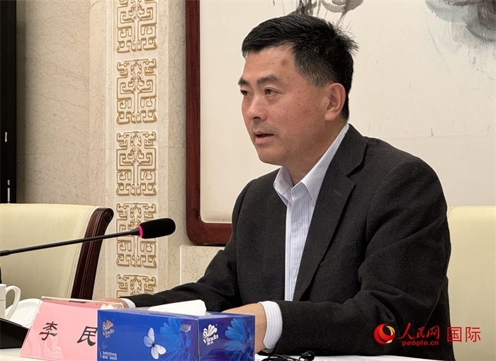 10月31日，歐美同學(xué)會(huì)秘書長李民在第五屆中法文化論壇媒體吹風(fēng)會(huì)上講話。（人民網(wǎng) 謝瑩攝）