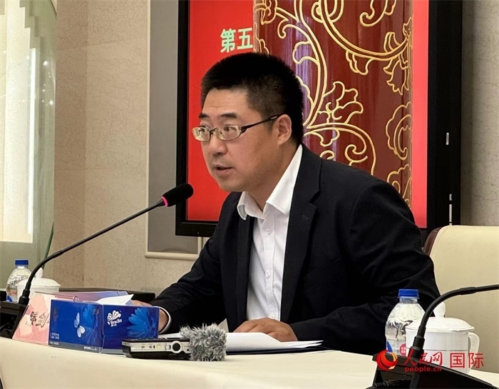 10月31日，歐美同學(xué)會(huì)副秘書長滕劍峰在第五屆中法文化論壇媒體吹風(fēng)會(huì)上講話。（人民網(wǎng) 謝瑩攝）