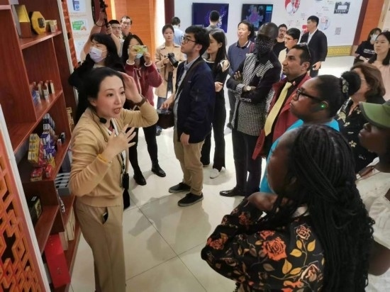 2023“一帶一路”媒體合作論壇聯(lián)合采訪團(tuán)參觀仁和863科技園產(chǎn)品展示區(qū)。（本報(bào)記者 黃超攝）