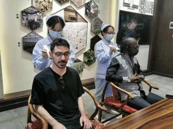 2023“一帶一路”媒體合作論壇聯(lián)合采訪團(tuán)團(tuán)員在九牛草展示館體驗(yàn)艾灸。（本報(bào)記者 黃超攝）