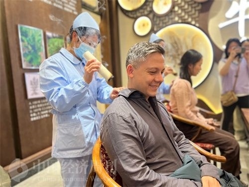  （外媒記者體驗(yàn)艾灸。中國(guó)經(jīng)濟(jì)周刊記者 郭志強(qiáng) 攝）