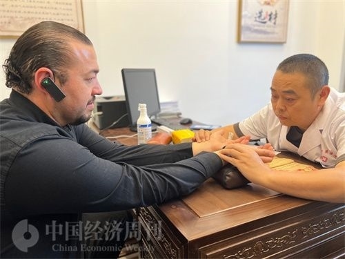  （外媒記者走進(jìn)中醫(yī)堂，問(wèn)診中醫(yī)名師。中國(guó)經(jīng)濟(jì)周刊記者 郭志強(qiáng)攝）