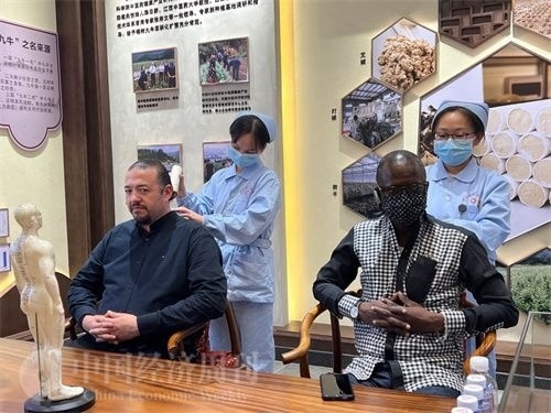  （外媒記者爭(zhēng)先恐后體驗(yàn)艾灸，直呼神奇。中國(guó)經(jīng)濟(jì)周刊記者 郭志強(qiáng) 攝）