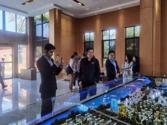 10月24日，2023“一帶一路”媒體合作論壇聯(lián)合采訪團(tuán)團(tuán)員在清水塘投資集團(tuán)招商服務(wù)中心參觀。本報(bào)記者 常雯宜攝