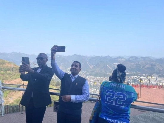 外媒記者在天釀景區(qū)拍照留念。本報記者葉子攝