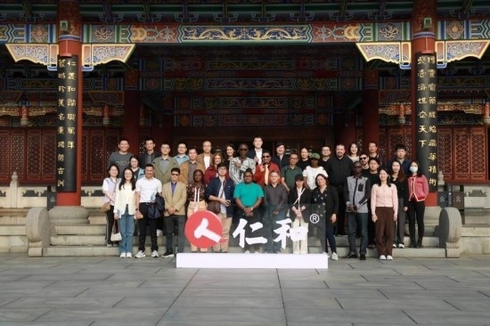 2023“一帶一路”媒體合作論壇聯(lián)合采訪團(tuán)參觀仁和集團(tuán)。（受訪者供圖）