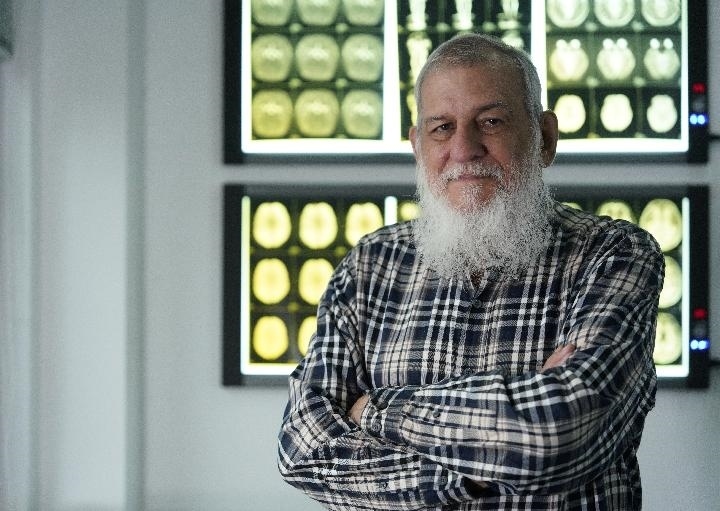 10月31日，古巴科學(xué)家裴德樂在電子科技大學(xué)校園內(nèi)。