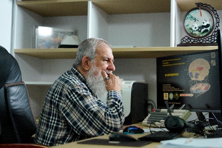 10月31日，古巴科學(xué)家裴德樂在電子科技大學(xué)做科研。