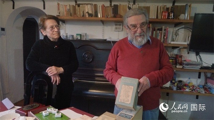 艾麗西亞·奧夫雷貢（左）和馬里奧·帕佐斯向記者展示家中收藏的西班牙語(yǔ)版《紅樓夢(mèng)》。人民網(wǎng)記者 張若涵攝