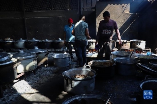 11月3日，在加沙地帶南部城市拉法，人們在煤氣中斷后用柴火做飯。新華社發(fā)（里澤克·阿卜杜勒賈瓦德攝）