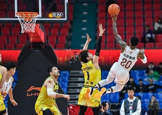 11月4日，北京控股隊(duì)球員費(fèi)爾德（右一）在比賽中投籃。新華社記者 顏麟蘊(yùn) 攝