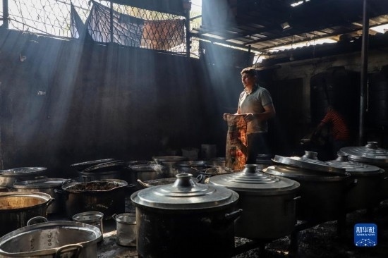11月3日，在加沙地帶南部城市拉法，人們在煤氣中斷后用柴火做飯。新華社發(fā)（里澤克·阿卜杜勒賈瓦德攝）