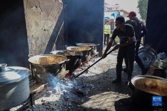 11月3日，在加沙地帶南部城市拉法，人們在煤氣中斷后用柴火做飯。新華社發(fā)（里澤克·阿卜杜勒賈瓦德攝）