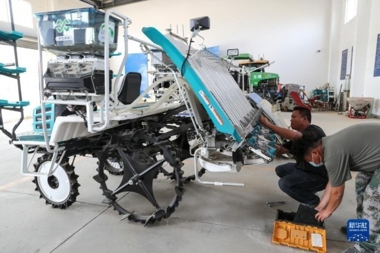 11月4日，技術(shù)員在南通市通州區(qū)十總鎮(zhèn)育民村農(nóng)場(chǎng)保養(yǎng)無人插秧機(jī)設(shè)備。