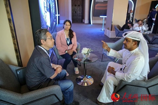 人民網(wǎng)記者采訪迪拜創(chuàng)新企業(yè)家索萊曼·里法伊（右一），索萊曼表示期待加強(qiáng)與中方合作。人民網(wǎng) 塔里克·易卜拉欣 攝