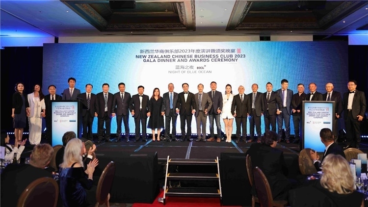 新西蘭華商聯(lián)合總會首批會員代表上臺亮相。攝影：張凱